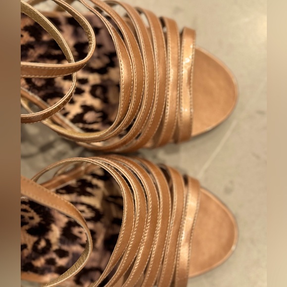 Manolo Blahnik Beige Nude pearlized patent leather heels sandal. 39 like new - Picture 4 of 10